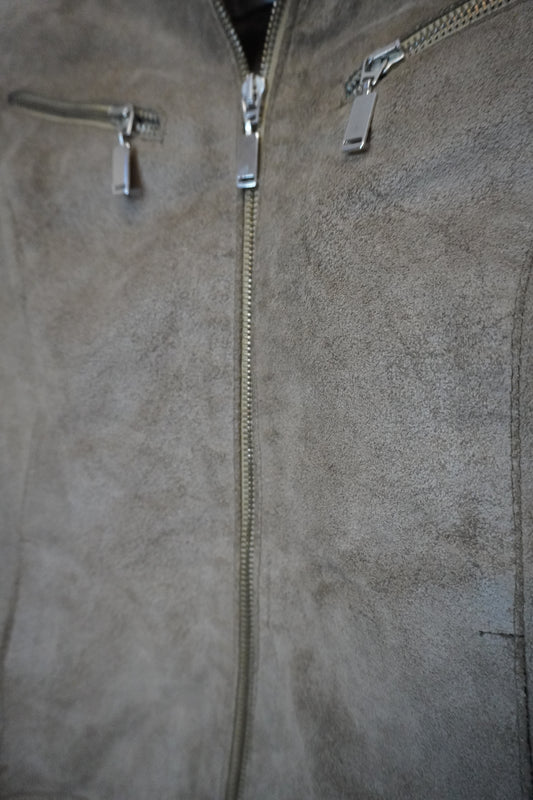 Veste en cuir marron foncé au style utilitaire – By MIA