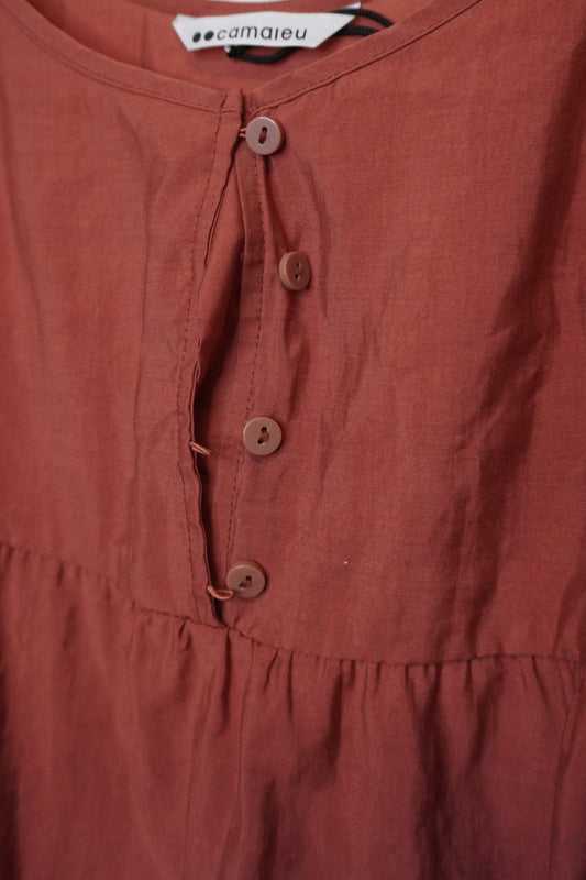 Top rose aux hanches – by Zainab