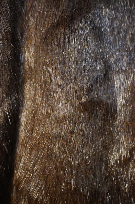 Manteau en fourrure brun foncé aux finitions discrètes – BY SARAH