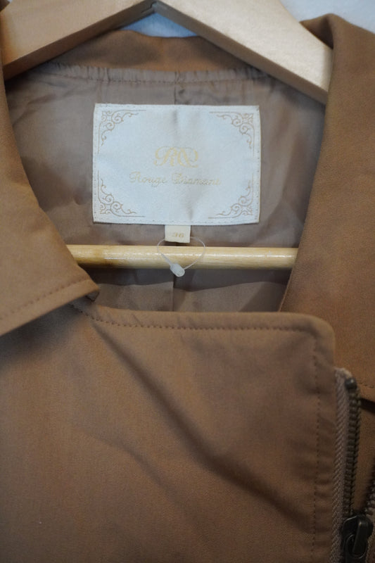 Trench léger marron clair ceinturé – by Zainab