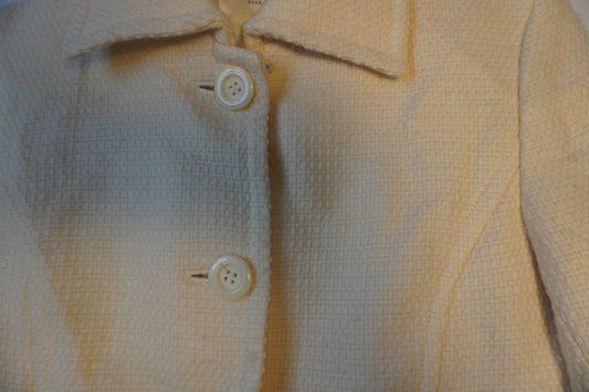 Veste blanche ajustée avec ceinture arrière – BY ZAINAB