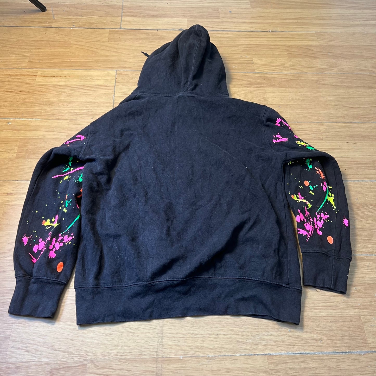 Sweat à capuche noir avec éclaboussures néon - Taille S