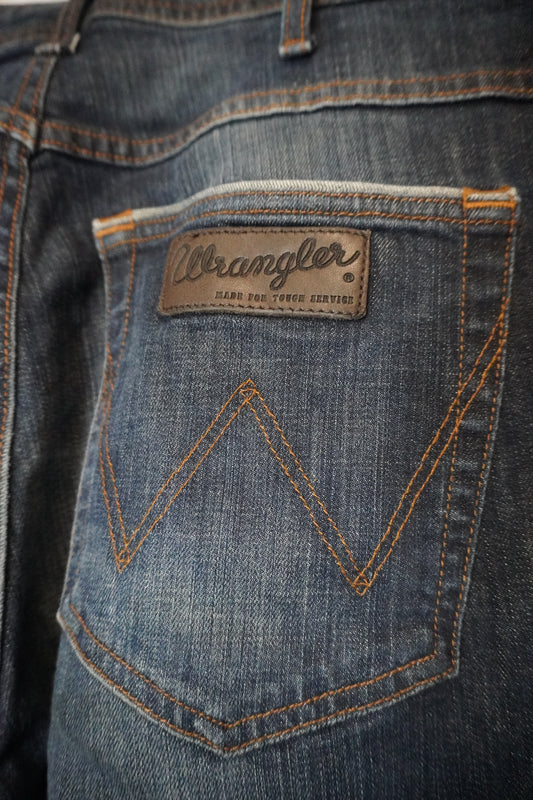 Jean noir coupe droite légèrement évasée – BY KER