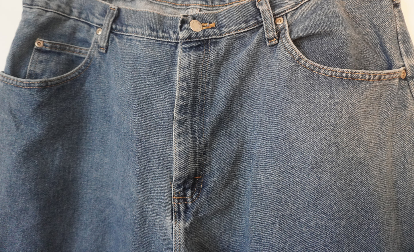 Jean Wrangler bleu coupe droite – BY ZAINAB