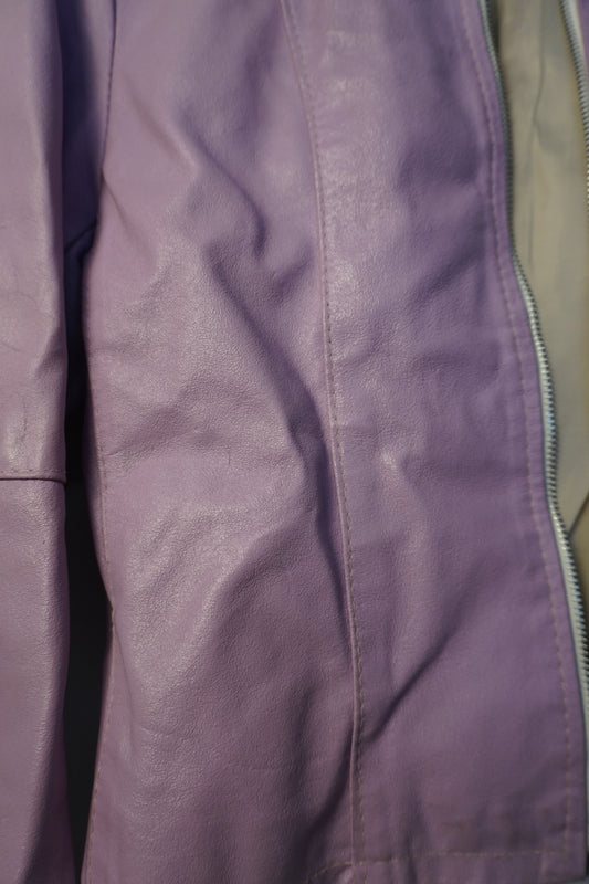 Veste courte en cuir rose clair – BY SARAH LANG