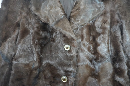 Veste en fourrure marron foncé ajustée – BY ZAINAB