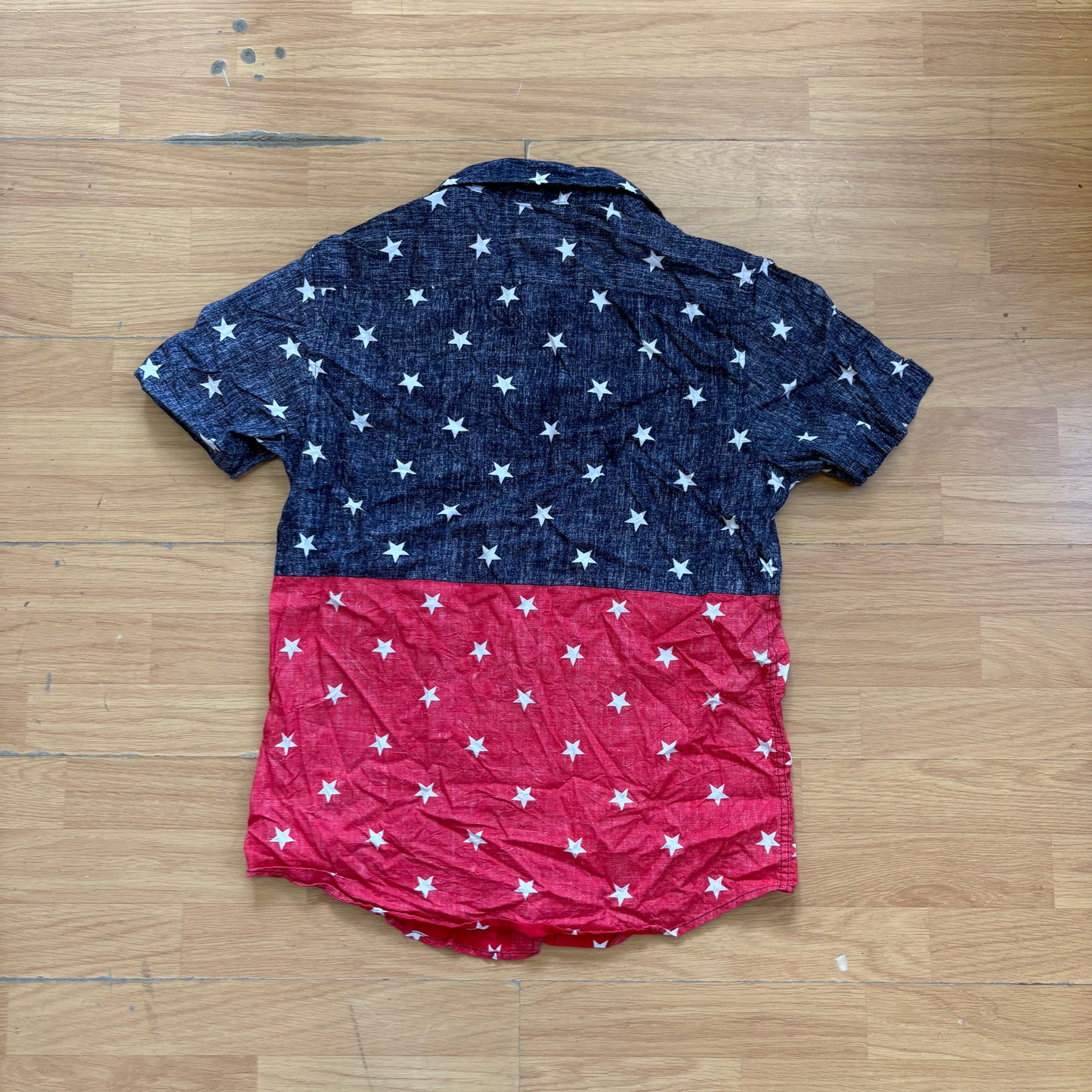 Chemise manches courtes bleu et rouge étoilée - Taille S