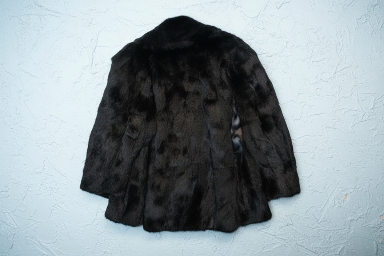 Veste en fourrure noire élégante et raffinée – By MIA