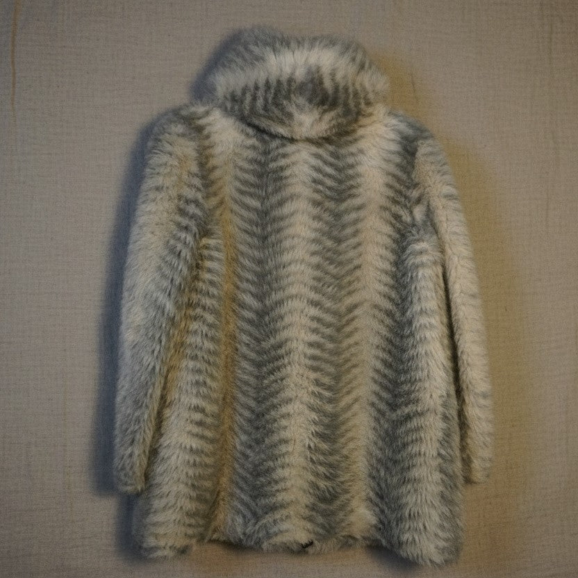 Élégante veste en fausse fourrure grise – By FABSO