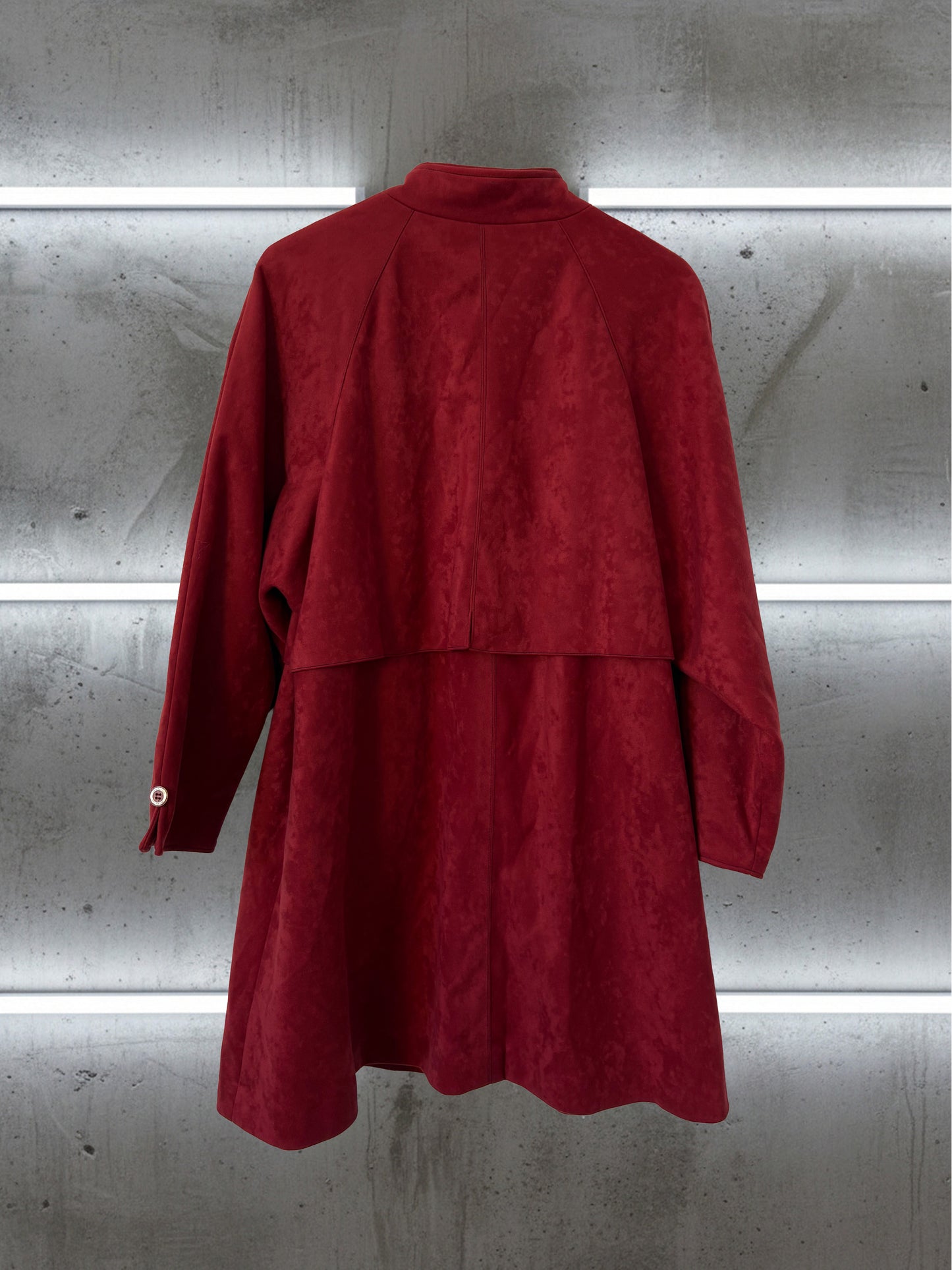 Manteau long rouge – By Jonathan