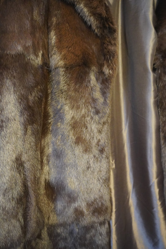 Veste en fourrure brun noir longueur genou – BY ZAINAB