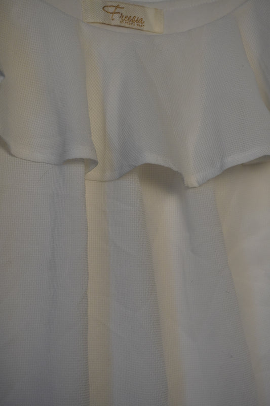 Top blanc fluide avec détail volanté – BY ZAINAB