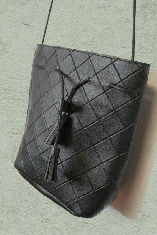 Sac à Main en Cuir Noir à Cordon – by YANNIS KINGSTON