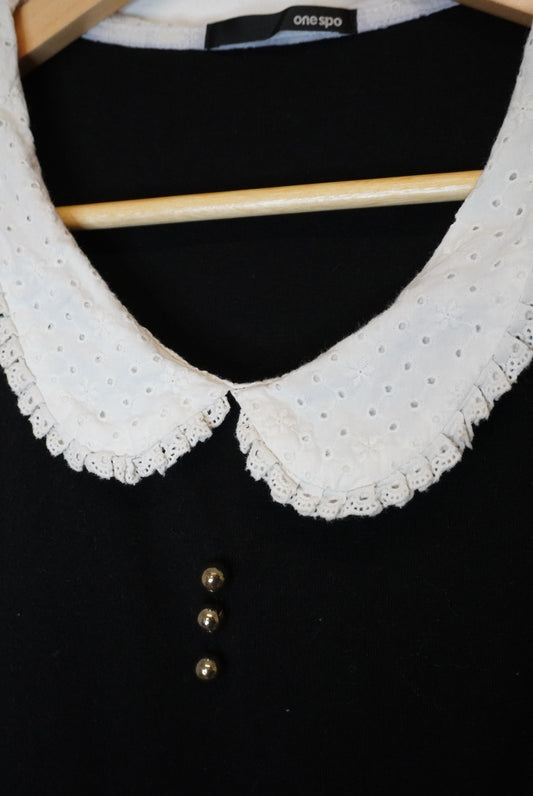 Top noir et blanc à col dentelle – by Zainab