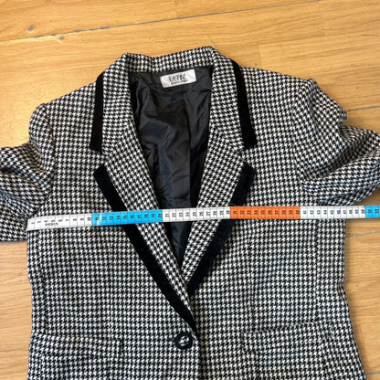 Blazer court pied-de-poule noir et blanc by ZAINAB