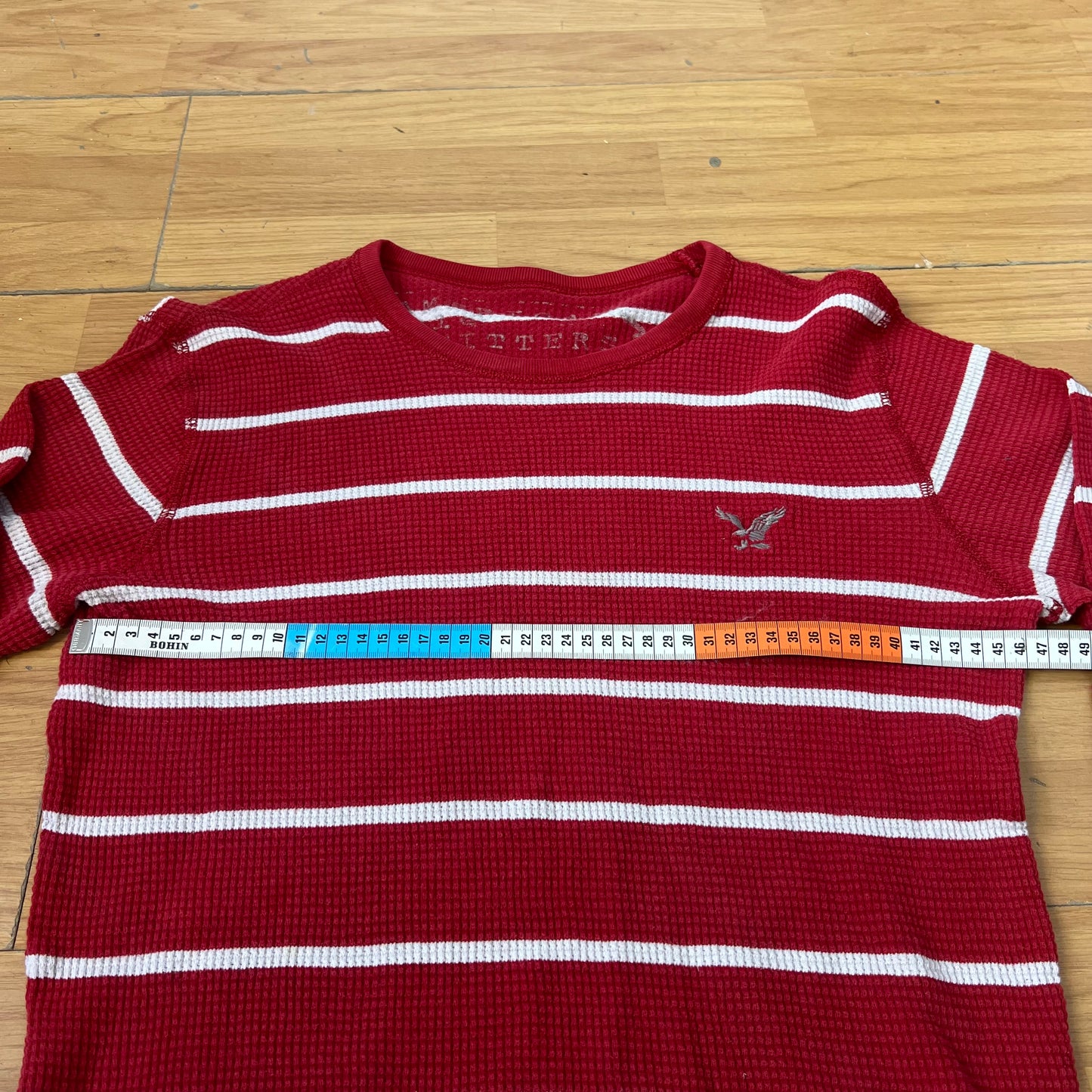 Pull rouge à rayures blanches American Eagle – Taille M