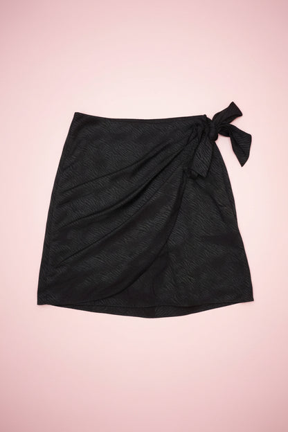 Jupe portefeuille noire à double couche – by Zainab