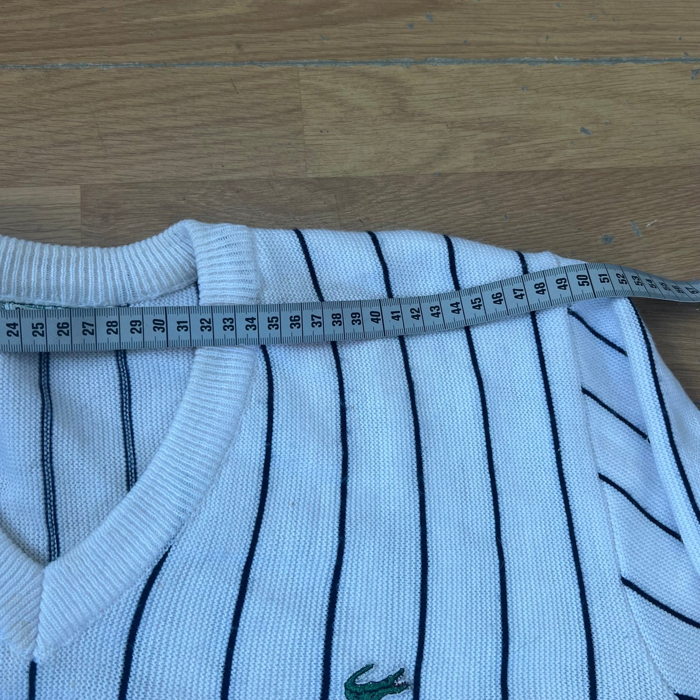 Pull col V blanc avec rayures bleu marine - Lacoste - Taille L/XL by SARLOTTE