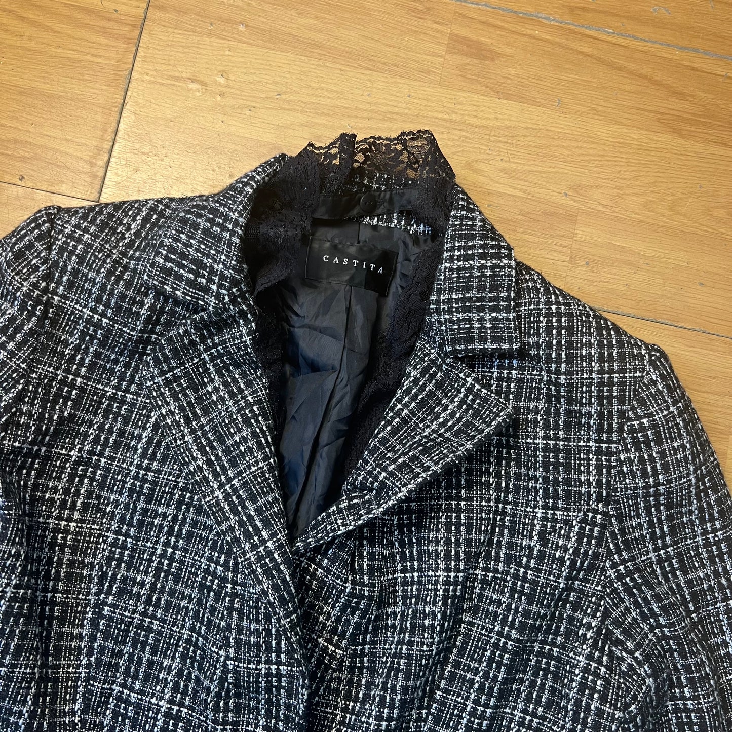 Blazer court noir et blanc - Castita by ZAINAB