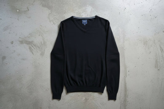 Pull bleu foncé classique – by Zainab