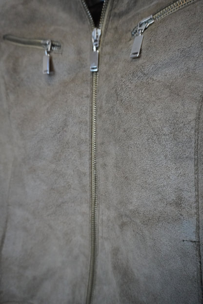 Veste en cuir marron foncé au style utilitaire – By MIA