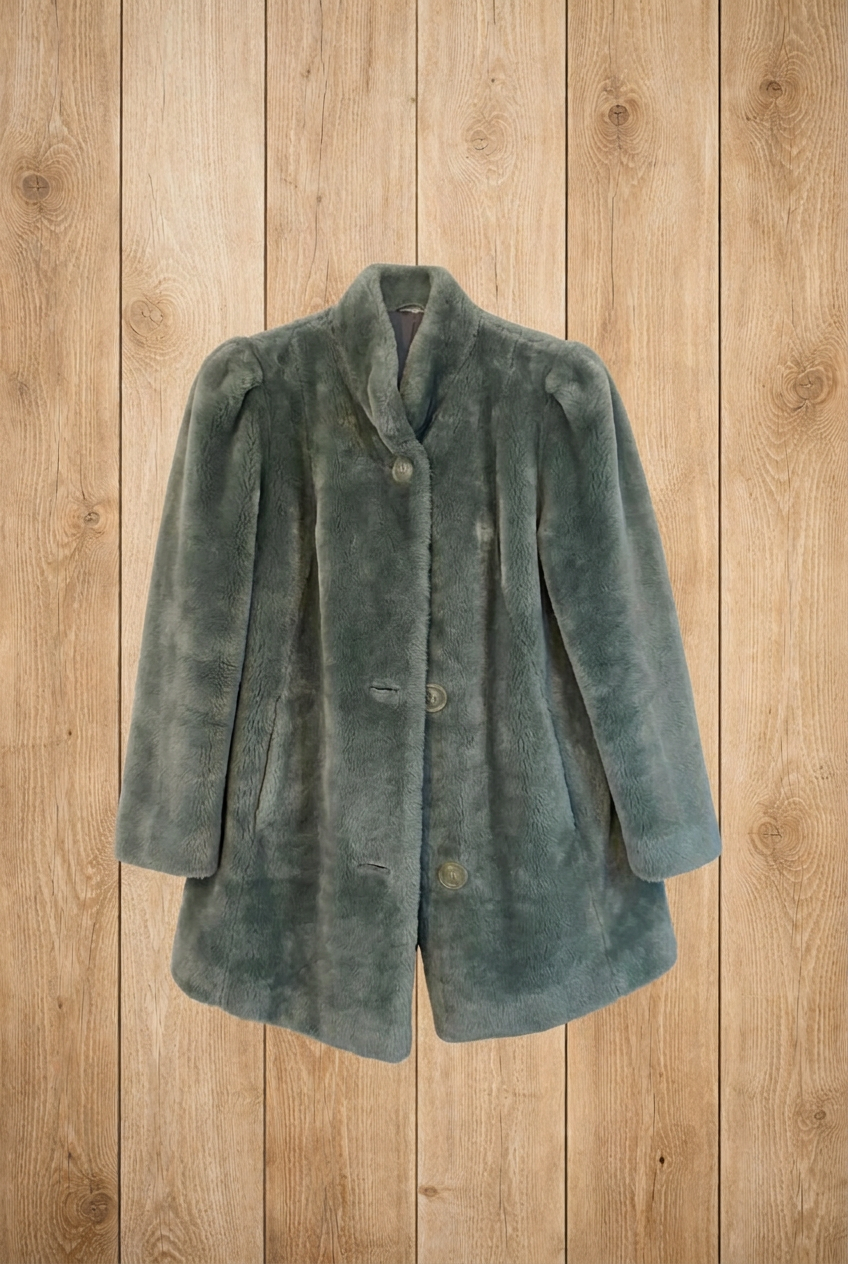 Veste en fausse fourrure grise – by Béatrice