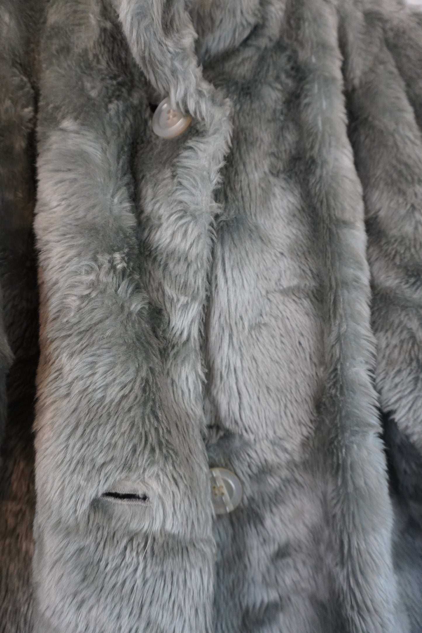 Veste en fausse fourrure grise – by Béatrice