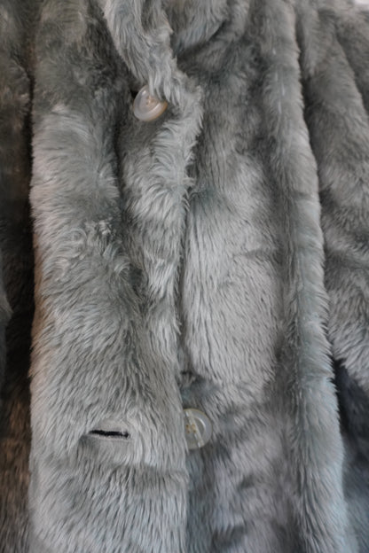 Veste en fausse fourrure grise – by Béatrice