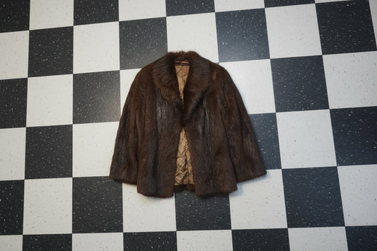 Manteau en fourrure brun foncé aux finitions discrètes – BY SARAH