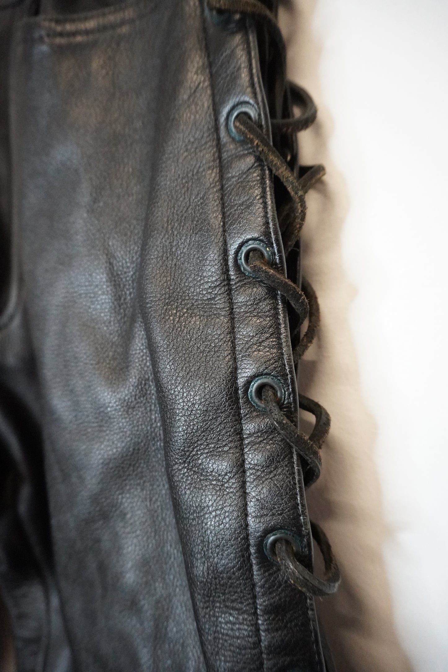 Pantalon en cuir noir skinny lacé – BY KER