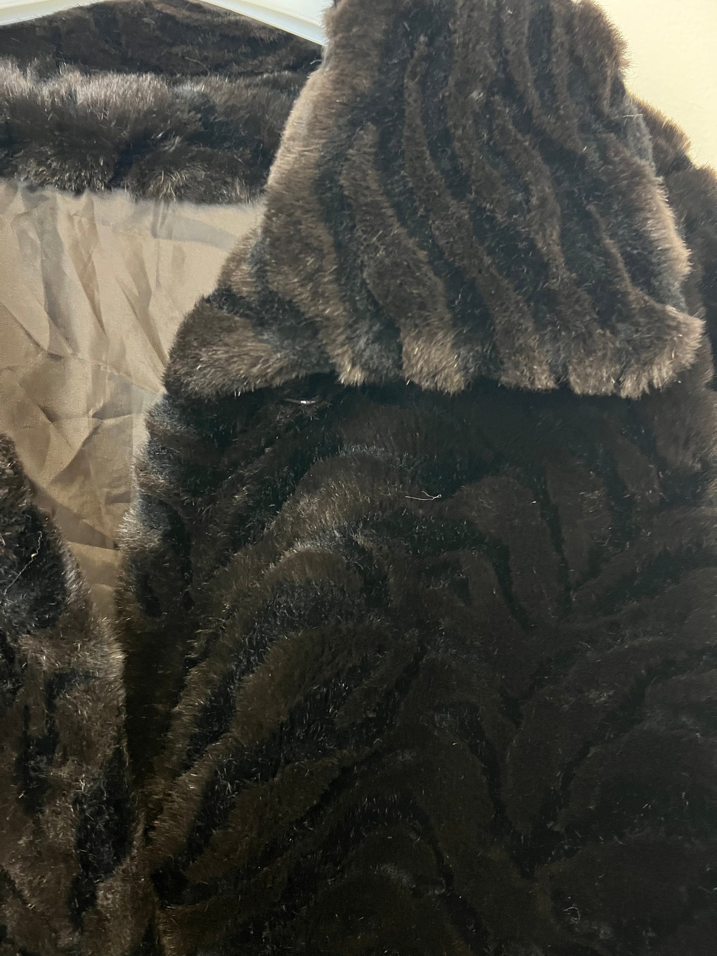Manteau Fausse Fourrure - by BÉATRICE