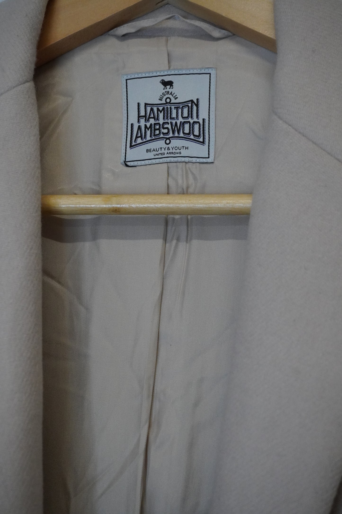 Élégant manteau long en laine crème – by Zainab