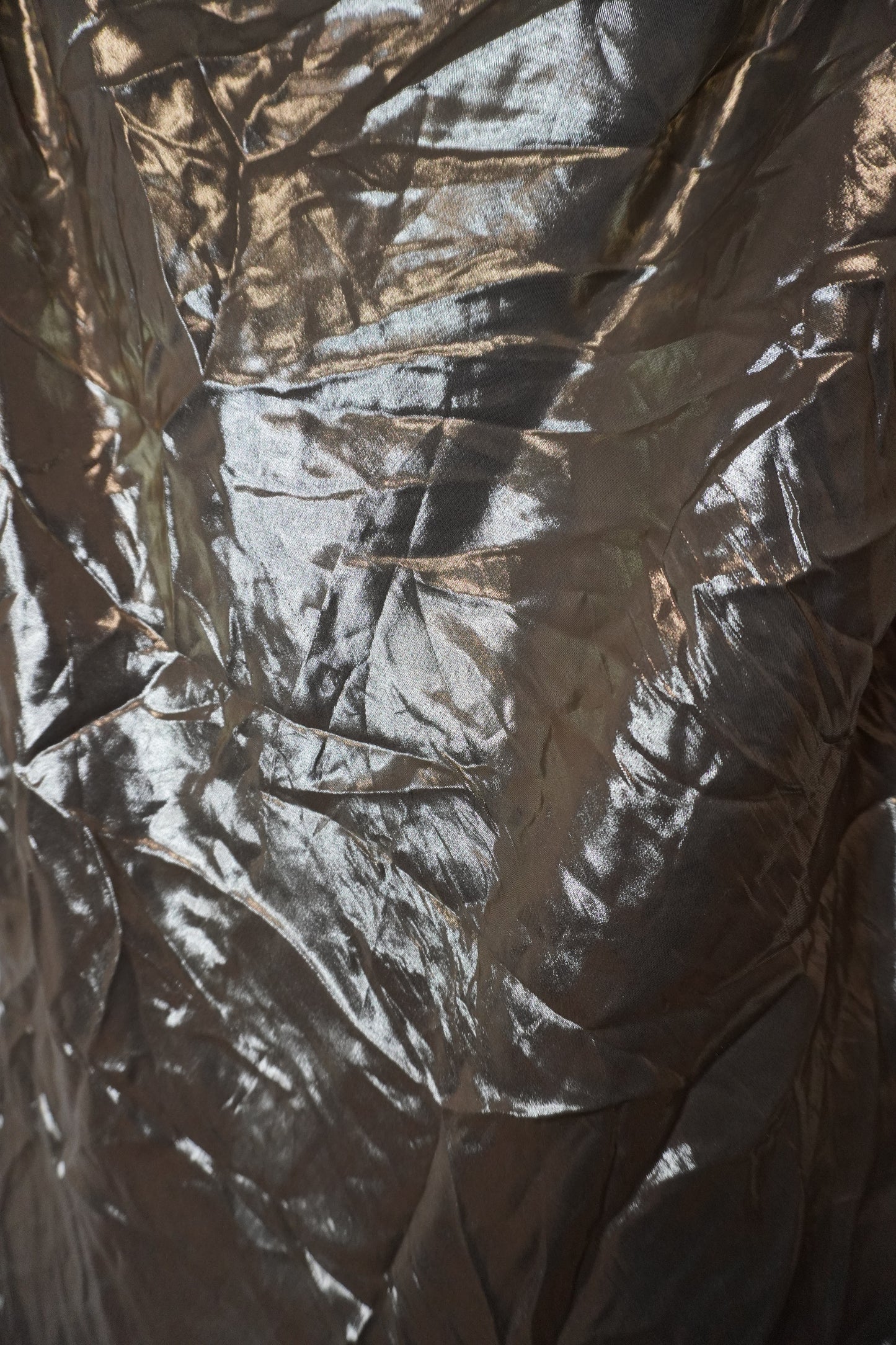 Robe de fête dorée métallique – by Zainab