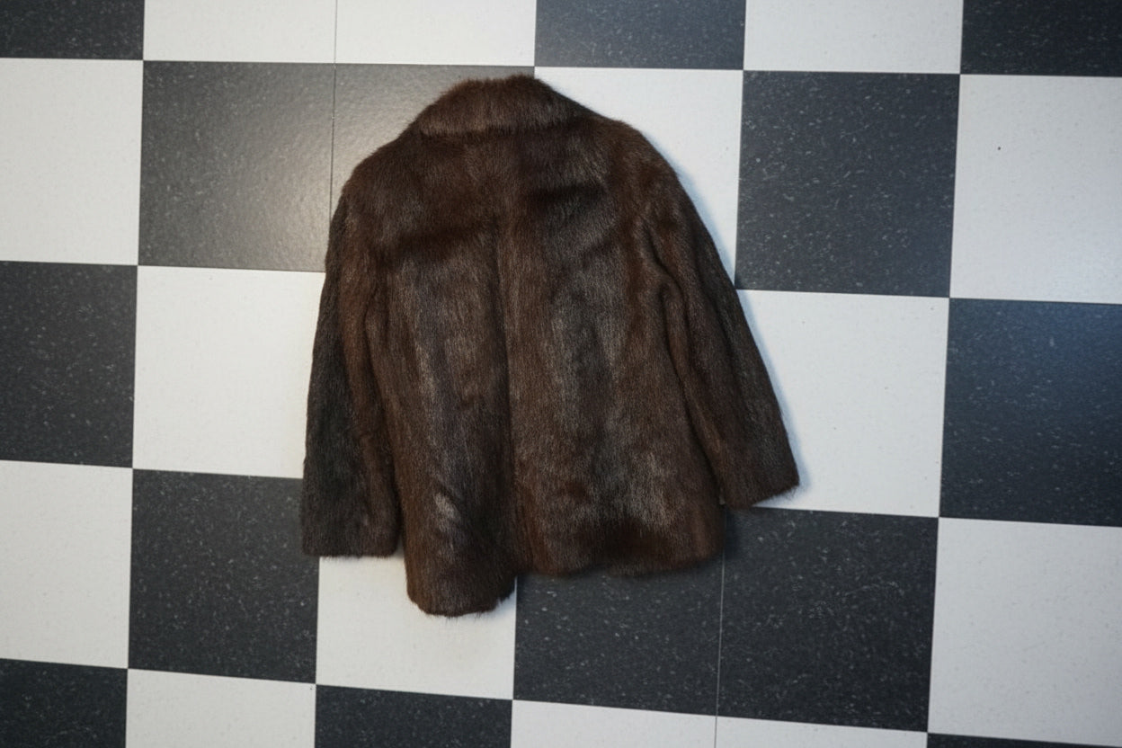 Manteau en fourrure brun foncé aux finitions discrètes – BY SARAH