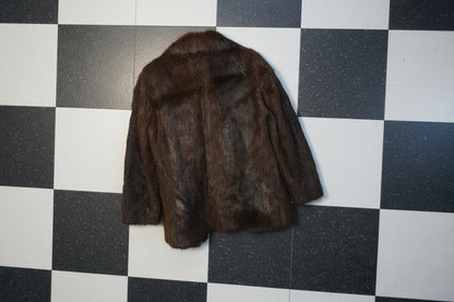 Manteau en fourrure brun foncé aux finitions discrètes – BY SARAH