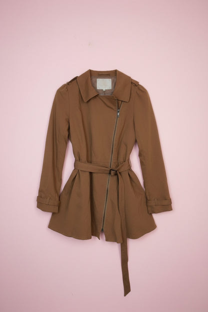 Trench léger marron clair ceinturé – by Zainab