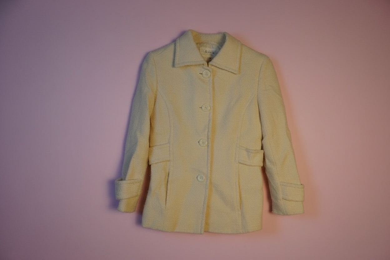 Veste blanche ajustée avec ceinture arrière – BY ZAINAB