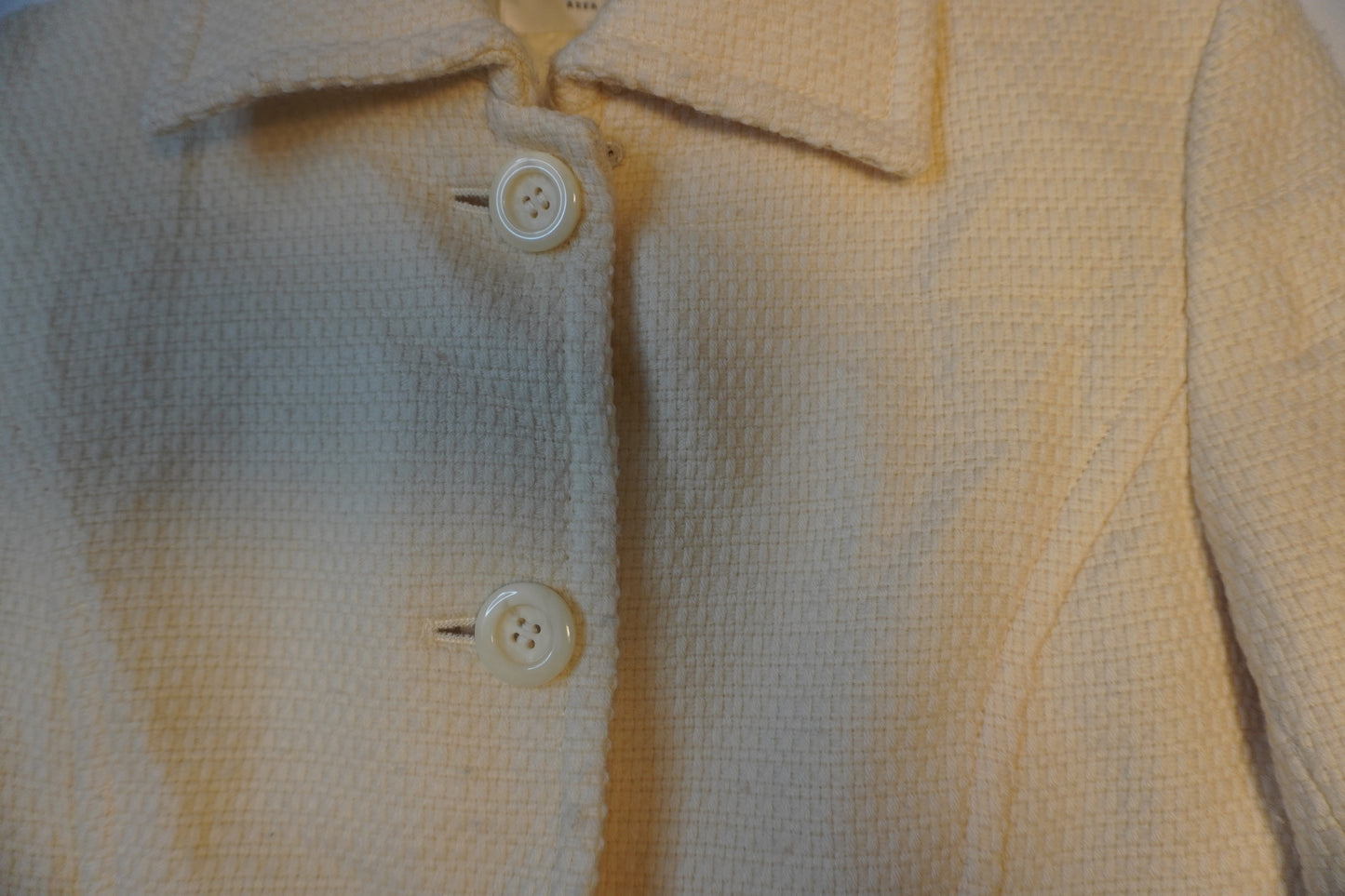 Veste blanche ajustée avec ceinture arrière – BY ZAINAB