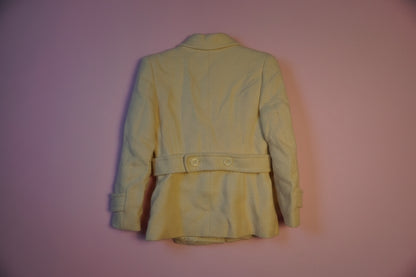 Veste blanche ajustée avec ceinture arrière – BY ZAINAB