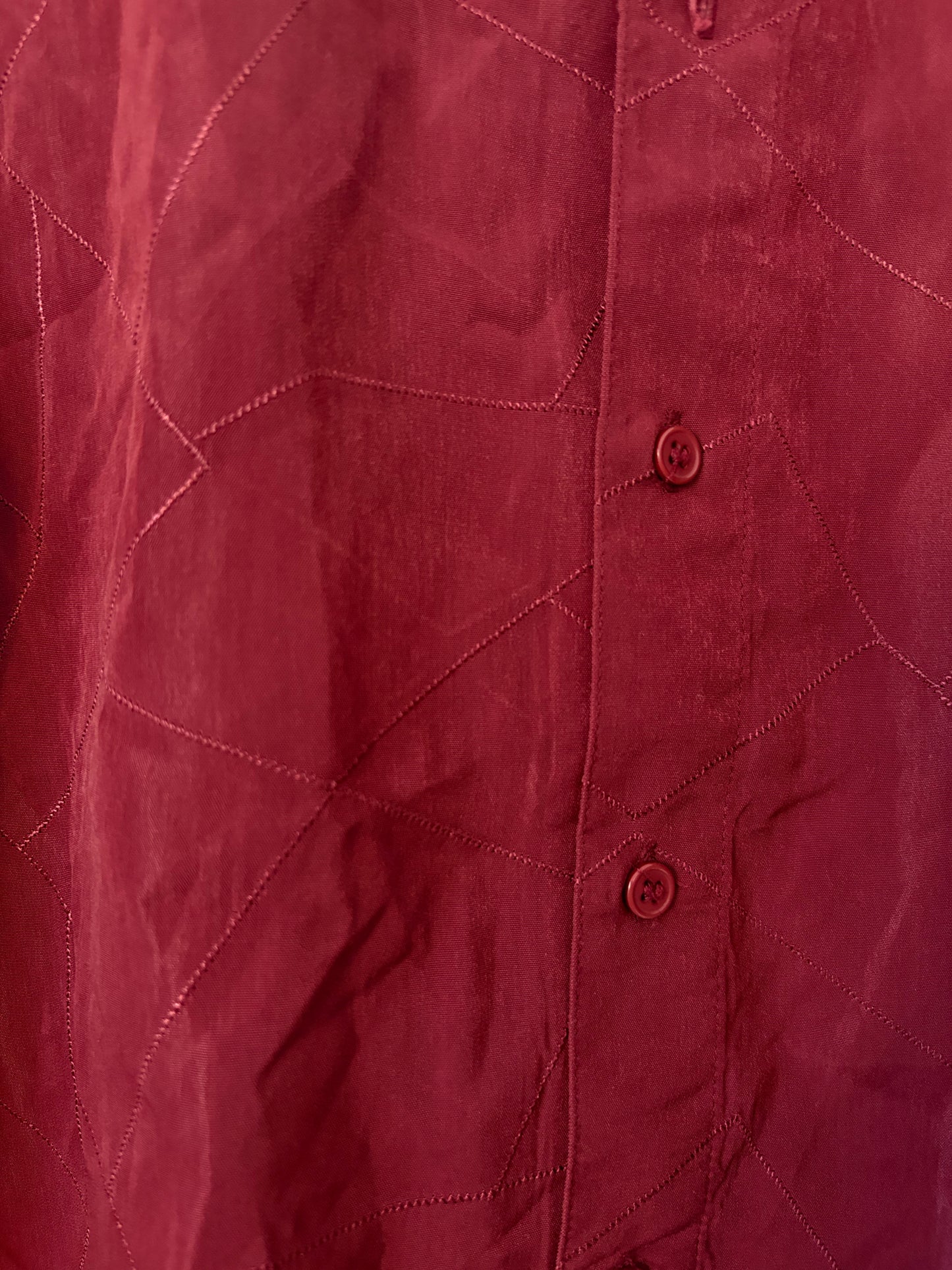 Chemise rouge à détails géométriques – By Iasmine