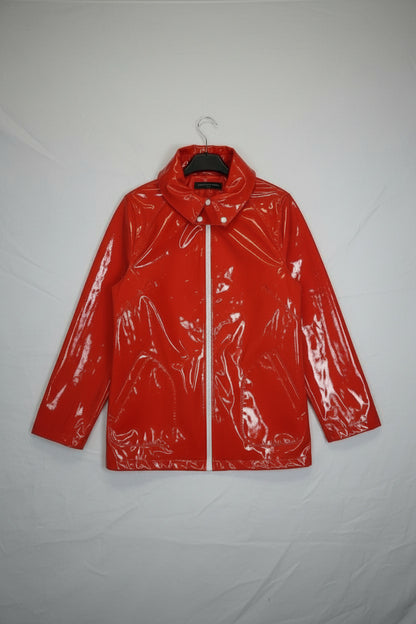 Ciré Rouge - by PLAN.BEE - Taille : M – Coupe oversize
