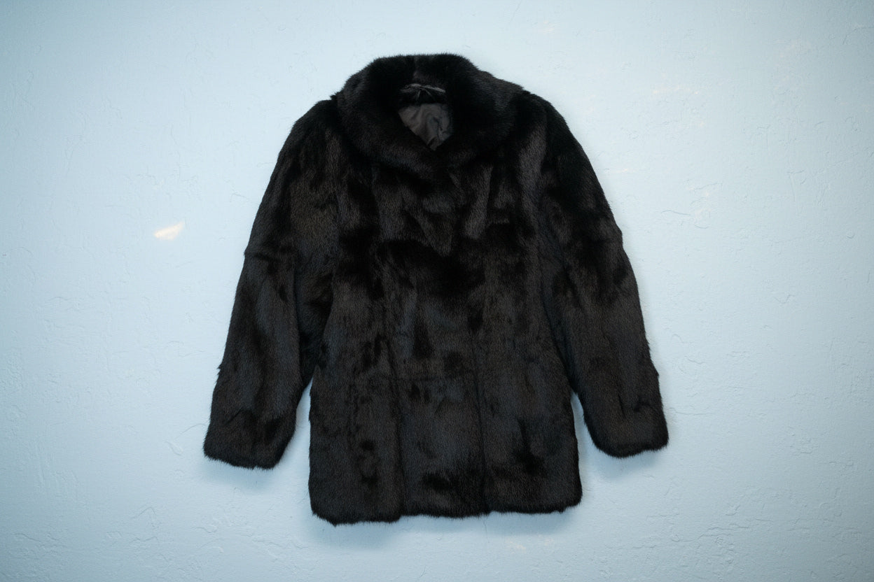 Veste en fourrure noire élégante et raffinée – By MIA