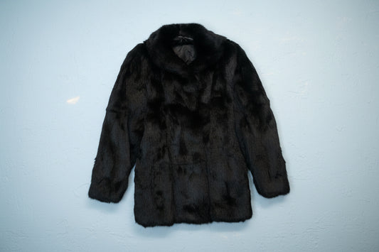 Veste en fourrure noire élégante et raffinée – By MIA