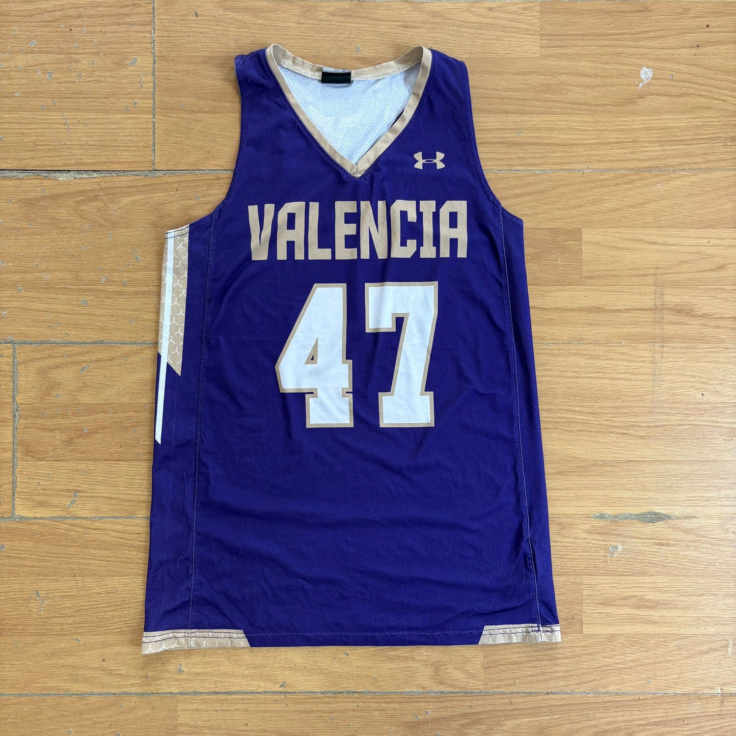 Maillot de basketball violet et doré Under Armour – Taille S/M