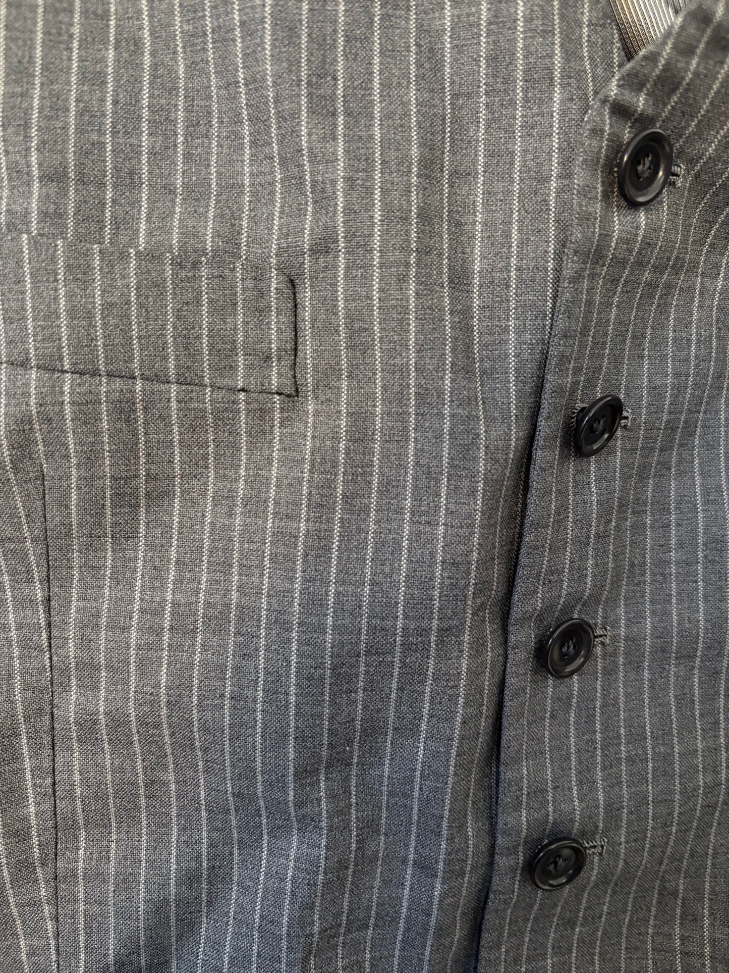 Gilet de costume gris à rayures – By Iasmine