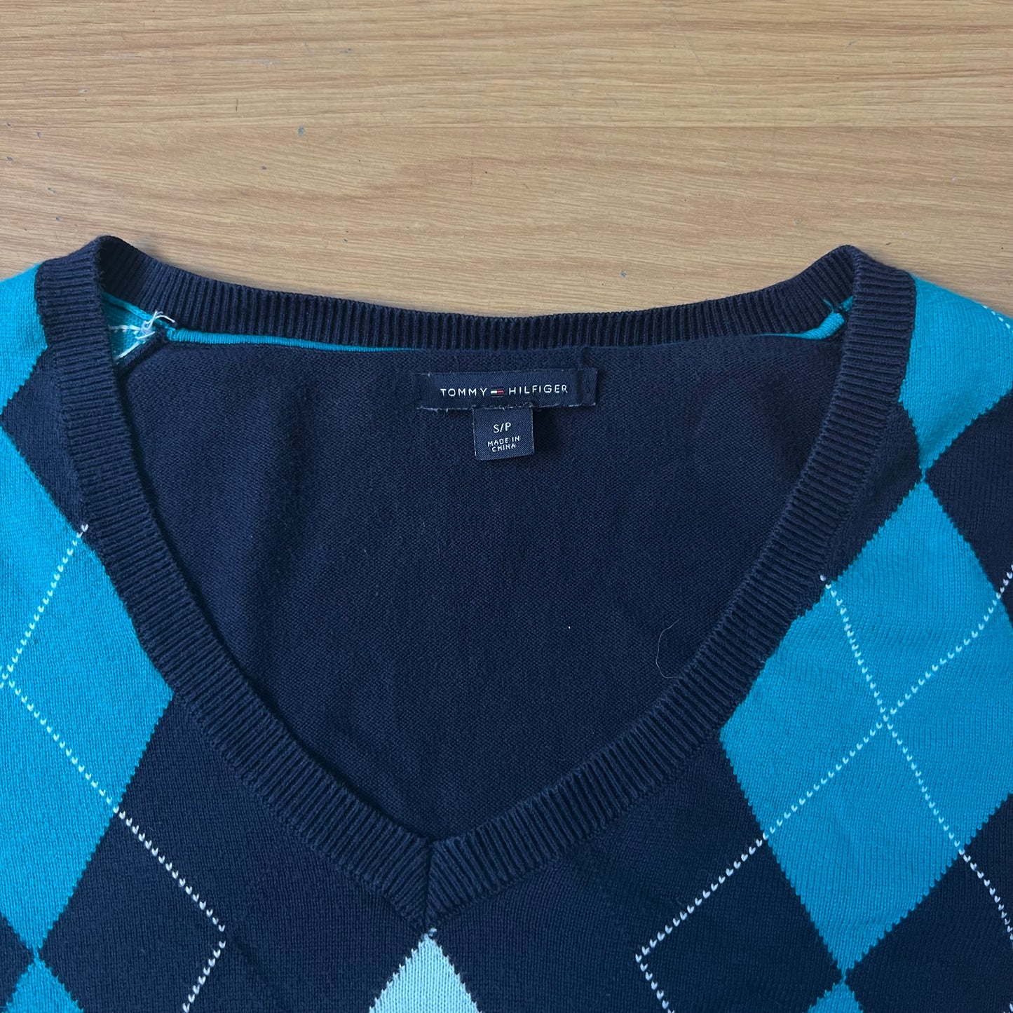 Pull col V bleu foncé Tommy Hilfiger à motifs – Taille S