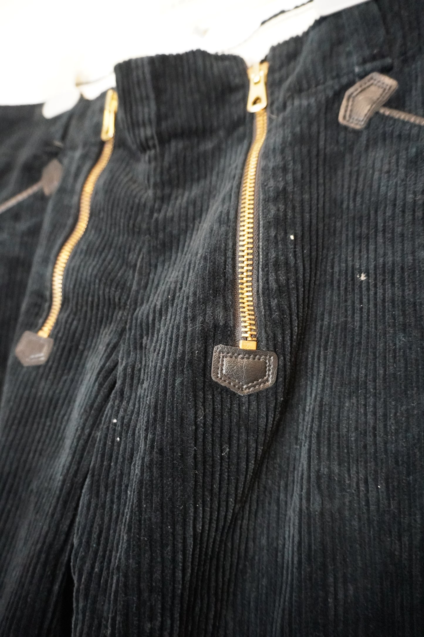 Pantalon noir en velours côtelé – BY KER