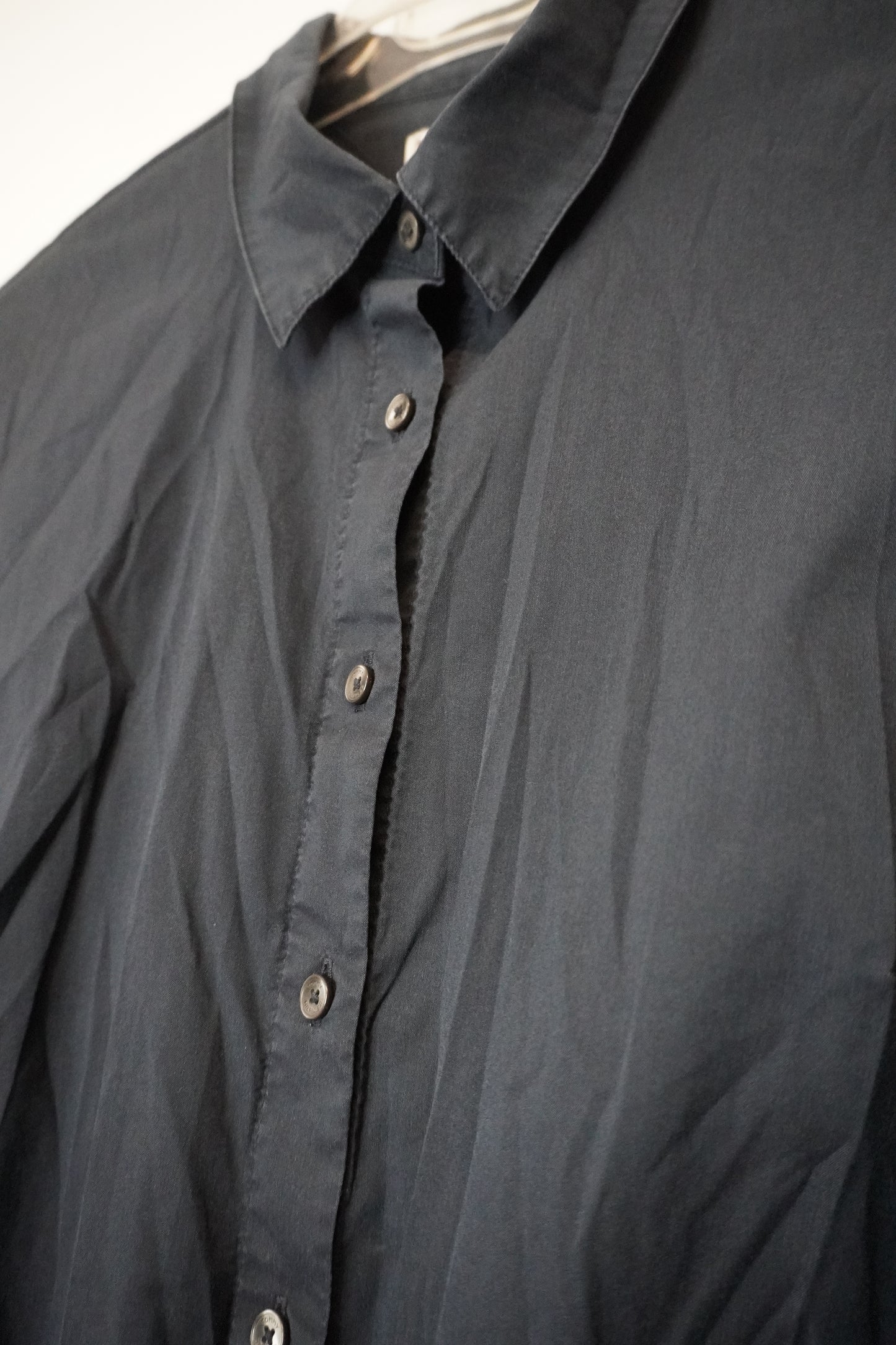 Chemise Bleu Marine Fitted – by YANNIS KINGSTON