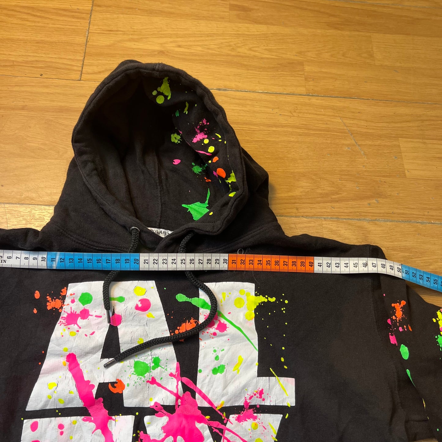 Sweat à capuche noir avec éclaboussures néon - Taille S