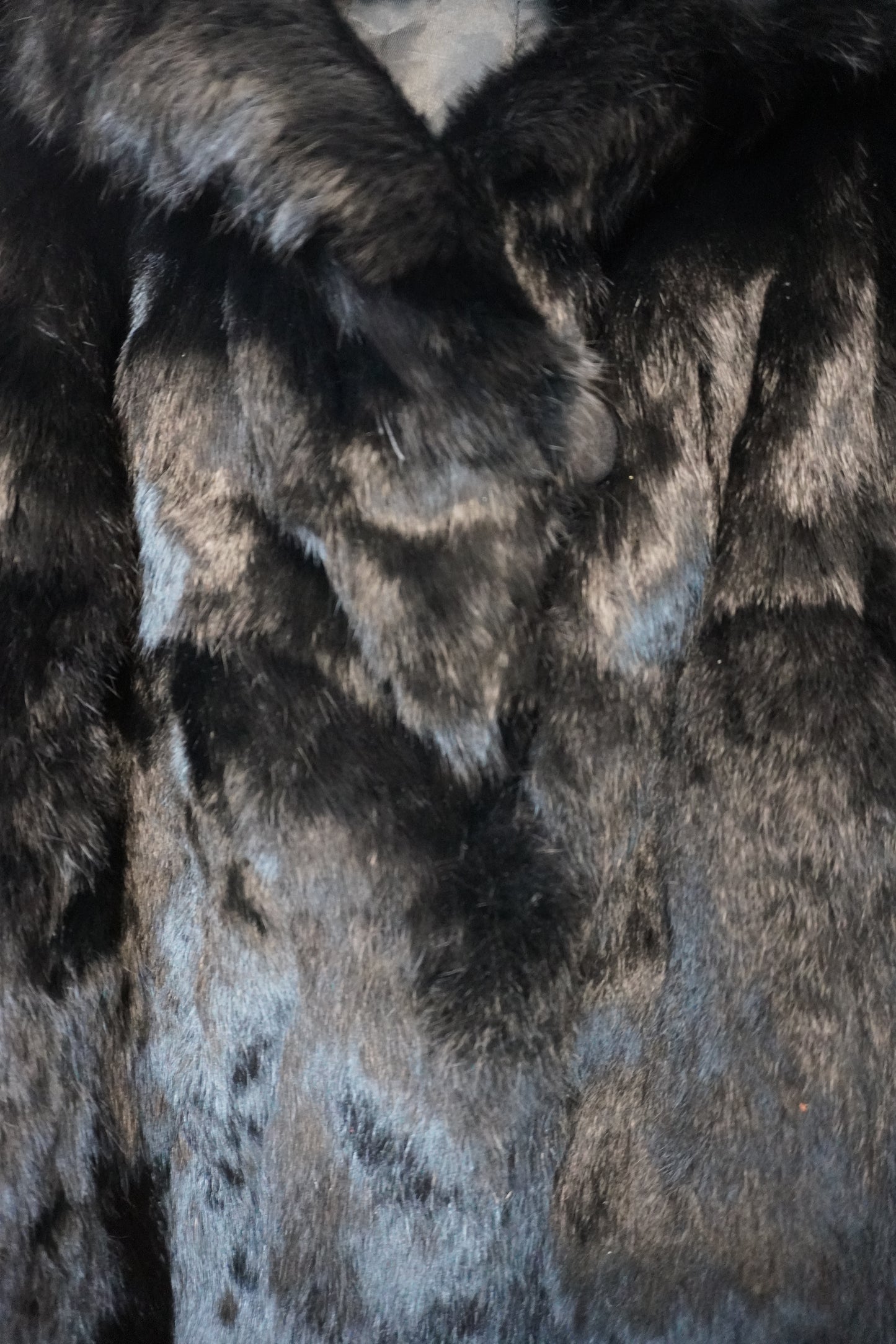 Veste en fourrure noire élégante et raffinée – By MIA